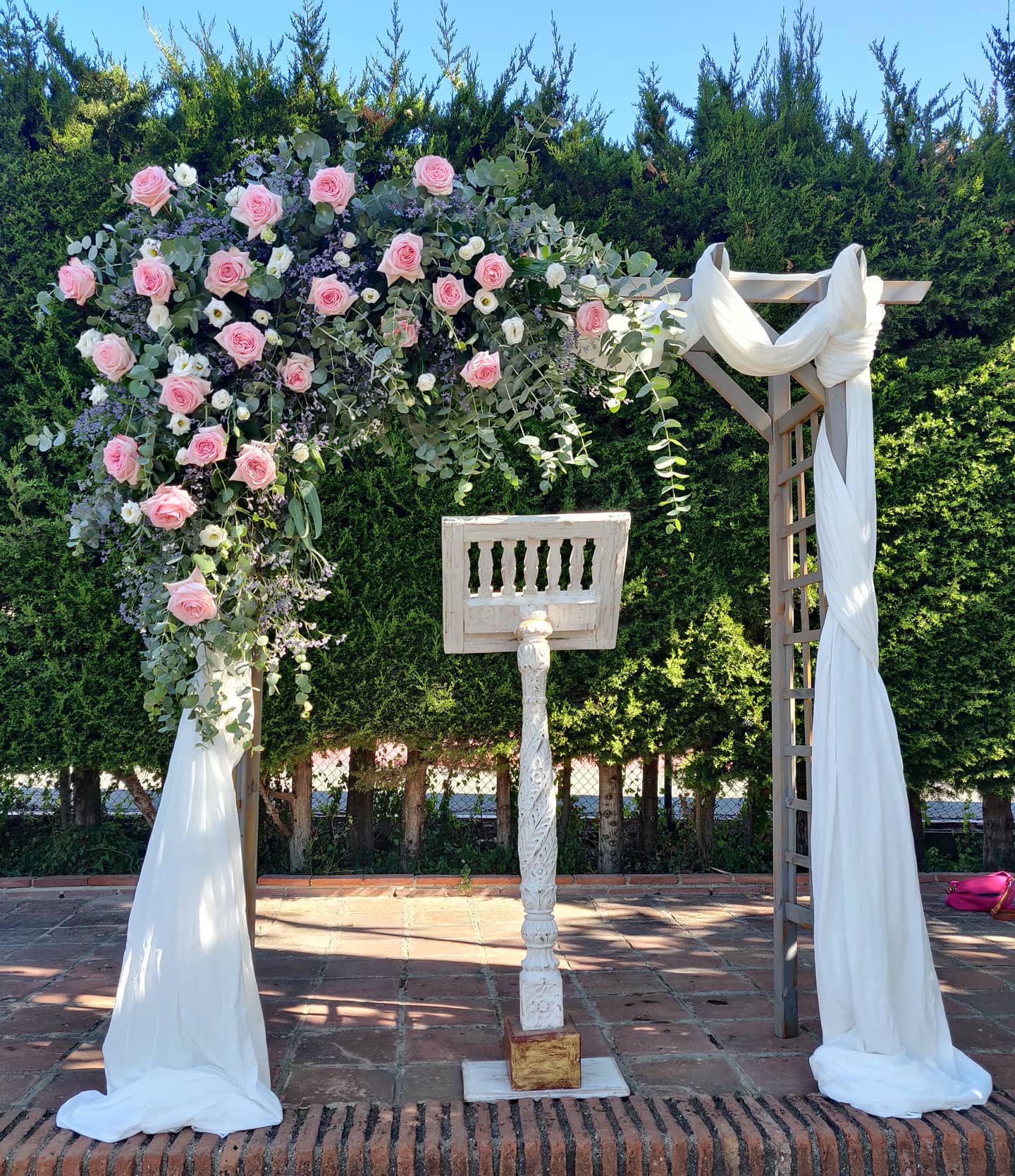 Nos llena de ilusión cada boda que podemos decorar en estos difíciles momentos, este es el arco de ceremonia que hemos realizado hoy en @lew_hoad . Feliz domingo a todos. ❤️😘